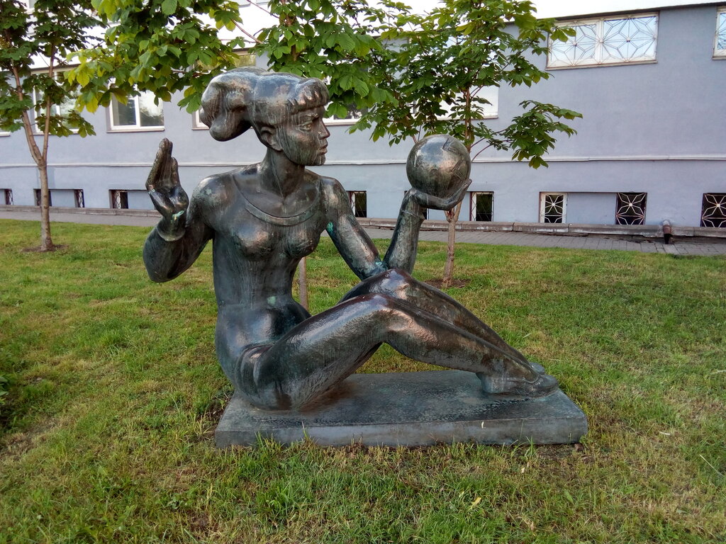 Жанровая скульптура Гимнастка с мячом, Могилёв, фото