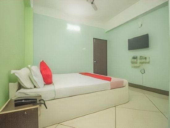 Фото Oyo 27907 Greater Kailash The Palace