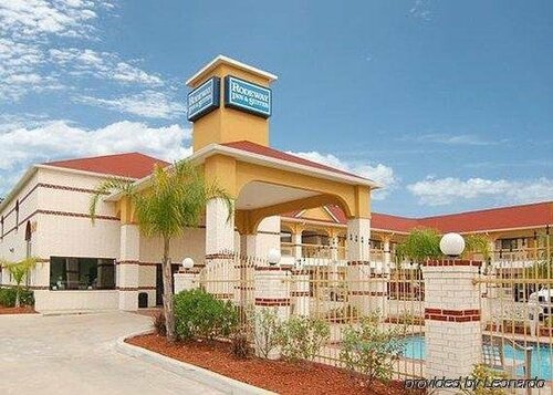 Гостиница Red Roof Inn & Suites Houston - Humble/IAH Airport