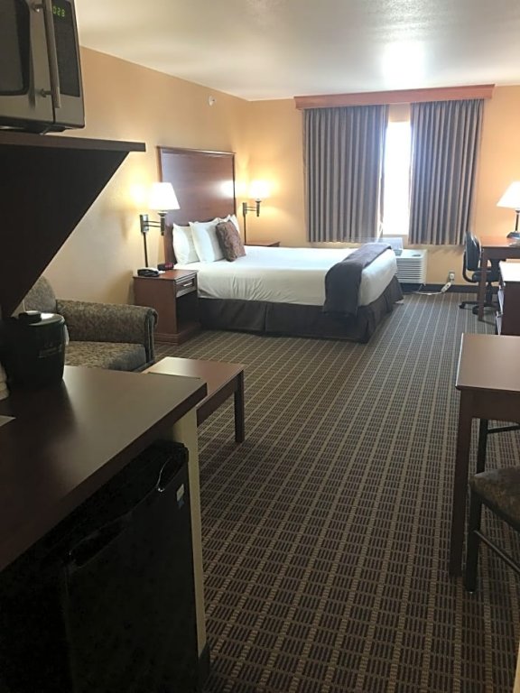 Фото Expressway Suites Fargo