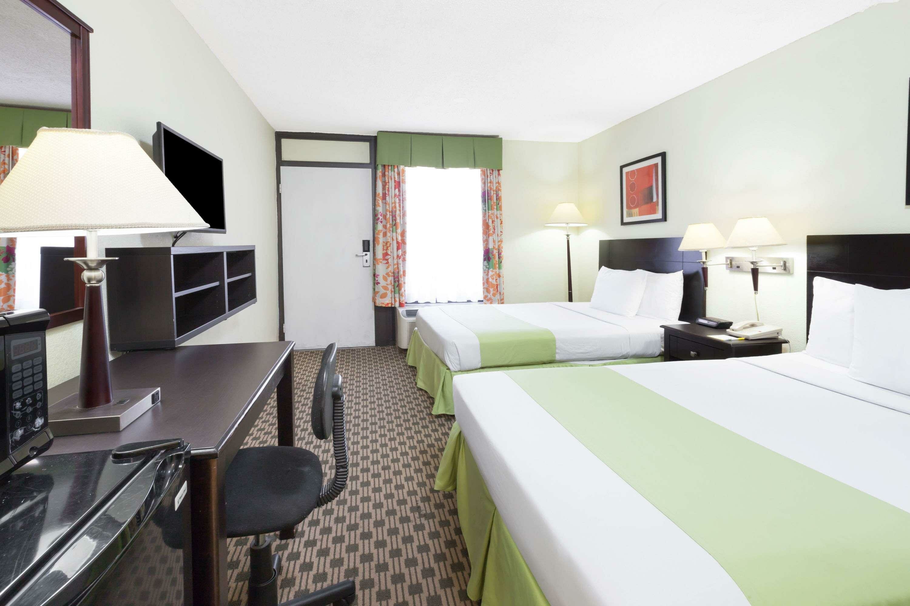Фото Days Inn by Wyndham Irving Grapevine Dfw Airport North
