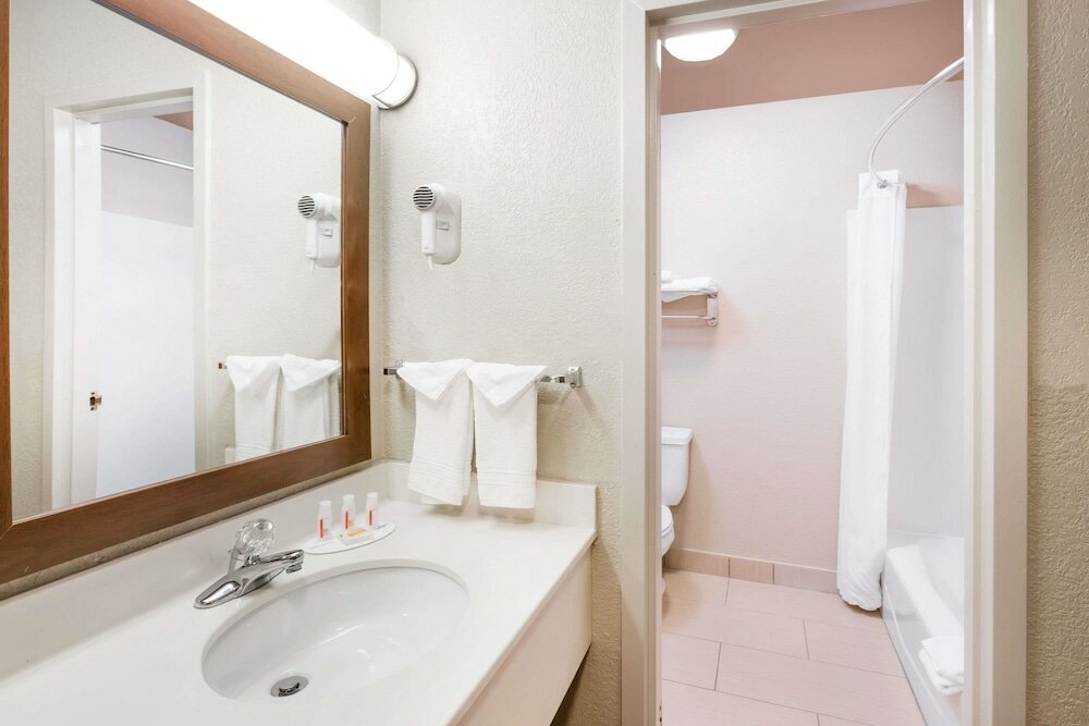 Фото Days Inn by Wyndham West Des Moines