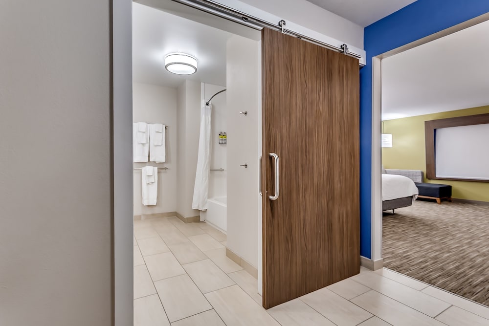 Фото Holiday Inn Express & Suites Hammond, an Ihg Hotel