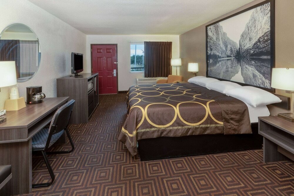 Фото Super 8 by Wyndham Seguin