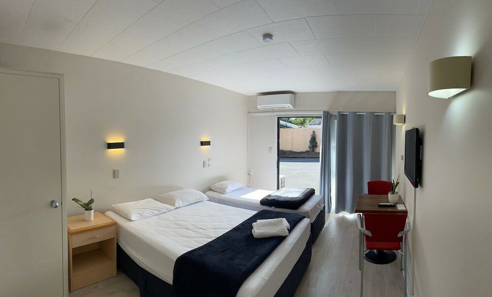 Фото Rayland Epsom Motel