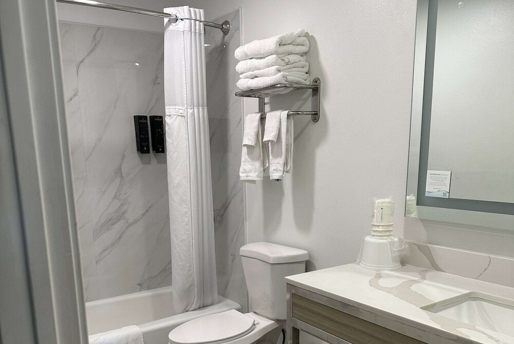 Фото Super 8 by Wyndham Oceanside Downtown