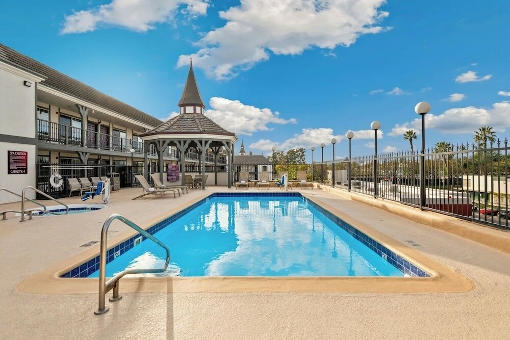 Фото Anaheim Camelot Inn & Suites
