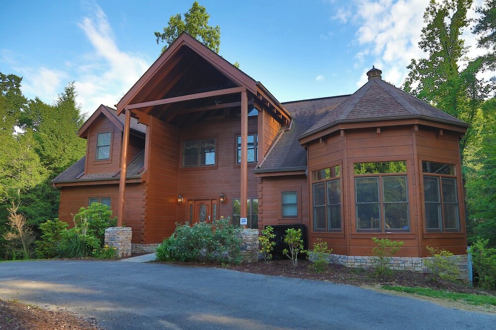 Фото Majestic Manor - Five Bedroom Cabin
