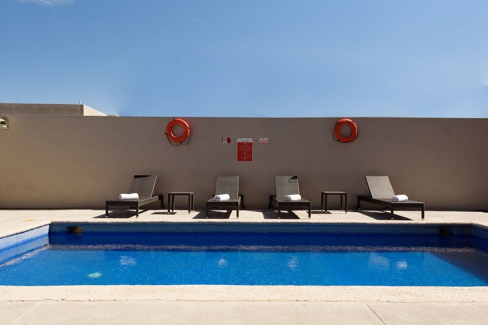 Фото Extended Suites Tijuana Macroplaza Hotel