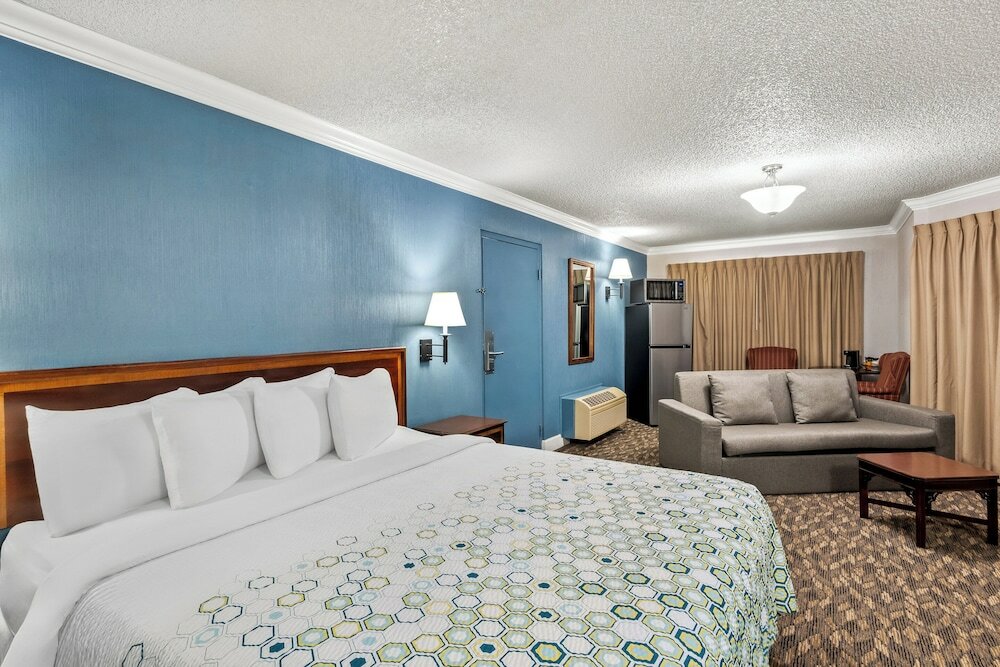 Фото Bonanza Inn & Suites
