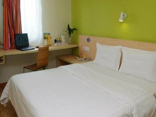 Гостиница 7Days Inn Urumuqi West Kashi Road Airport Hotel в Урумчи