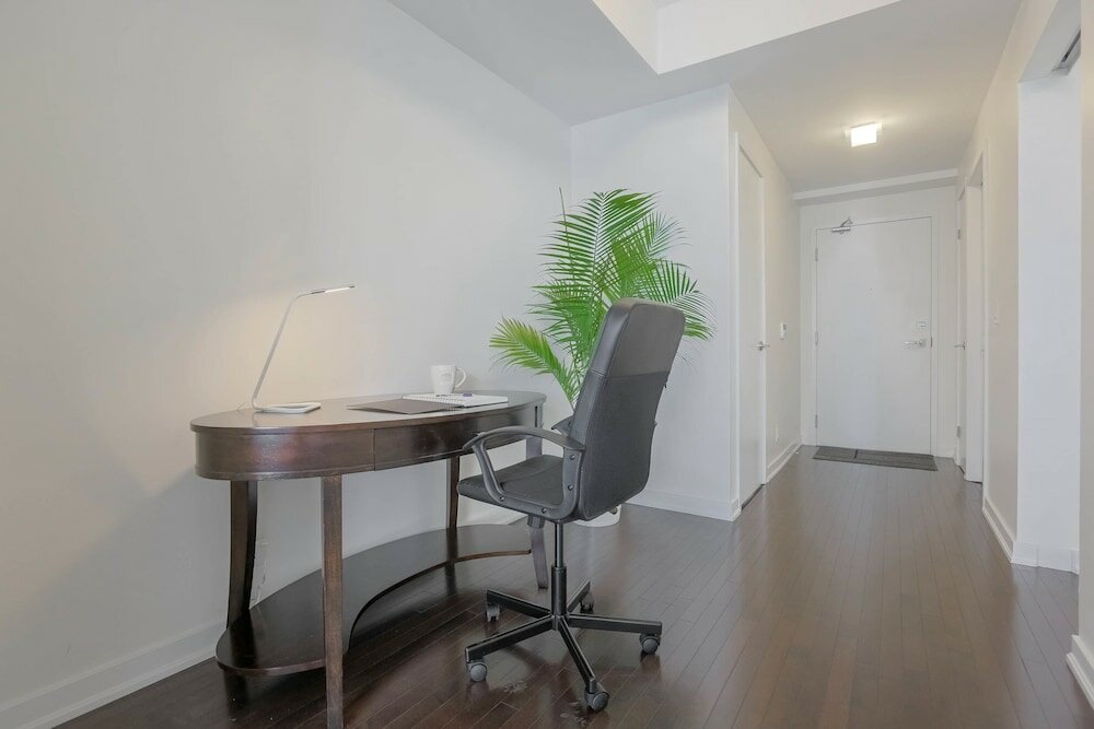 Фото Noel Suites-York St and Lakeshore Blvd