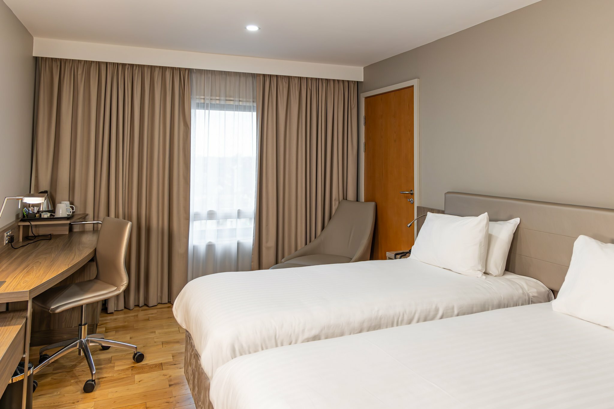 Фото Holiday Inn London - West, an Ihg Hotel