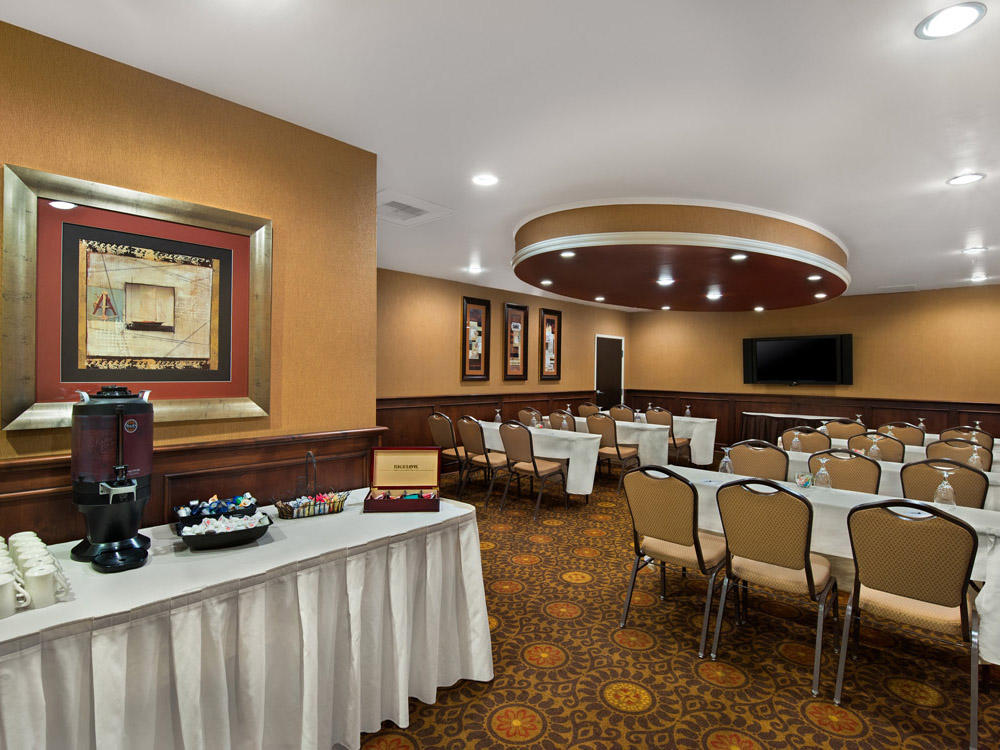 Фото Oxford Suites Boise