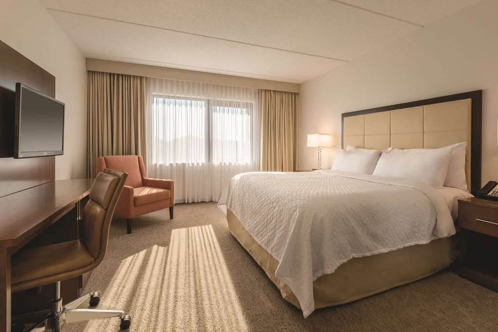 Фото Embassy Suites by Hilton Milwaukee Brookfield