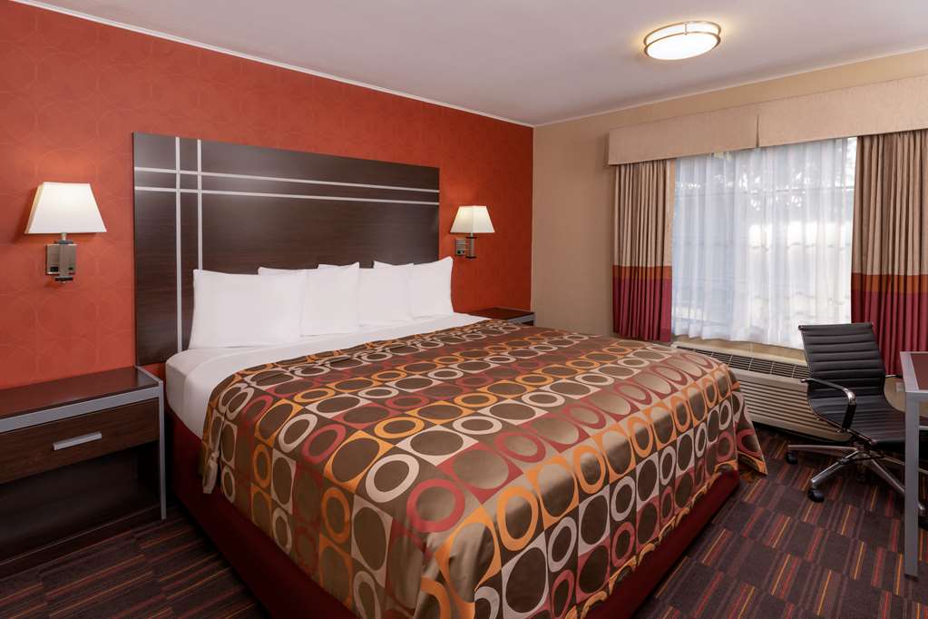 Фото Best Western Plus Raffles Inn & Suites