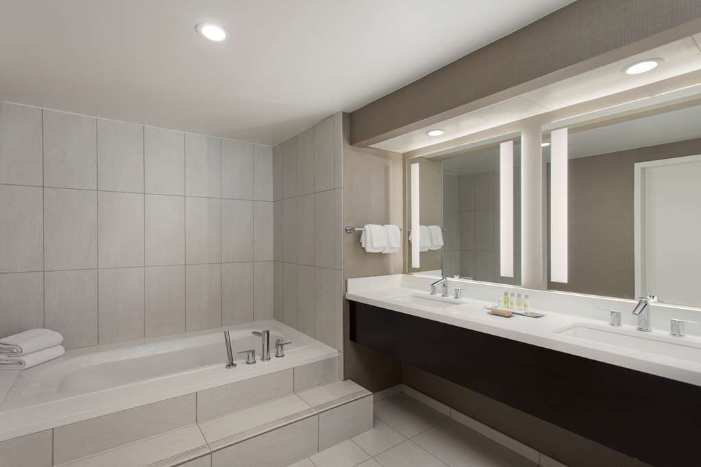 Фото DoubleTree by Hilton Los Angeles - Norwalk