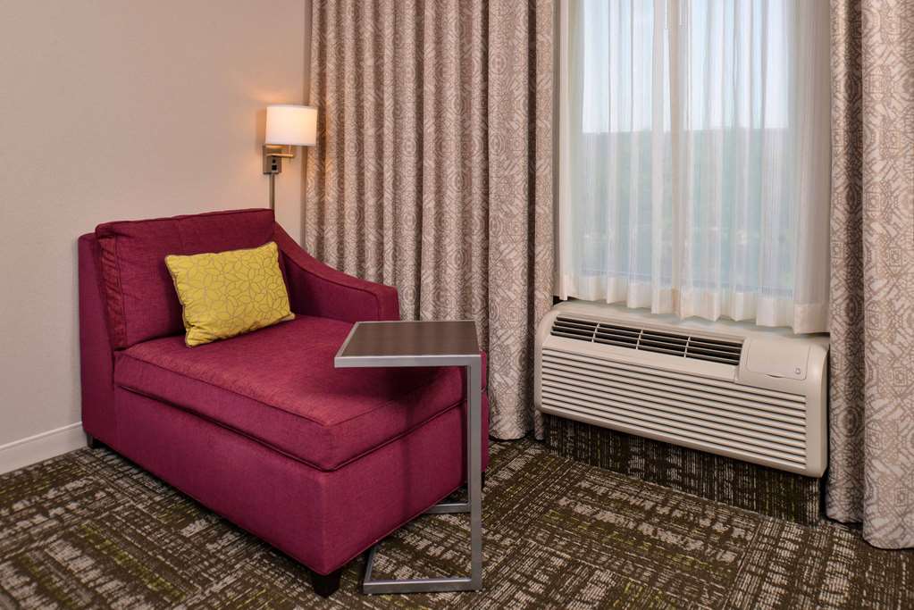 Фото Hampton Inn & Suites Dallas Market Center