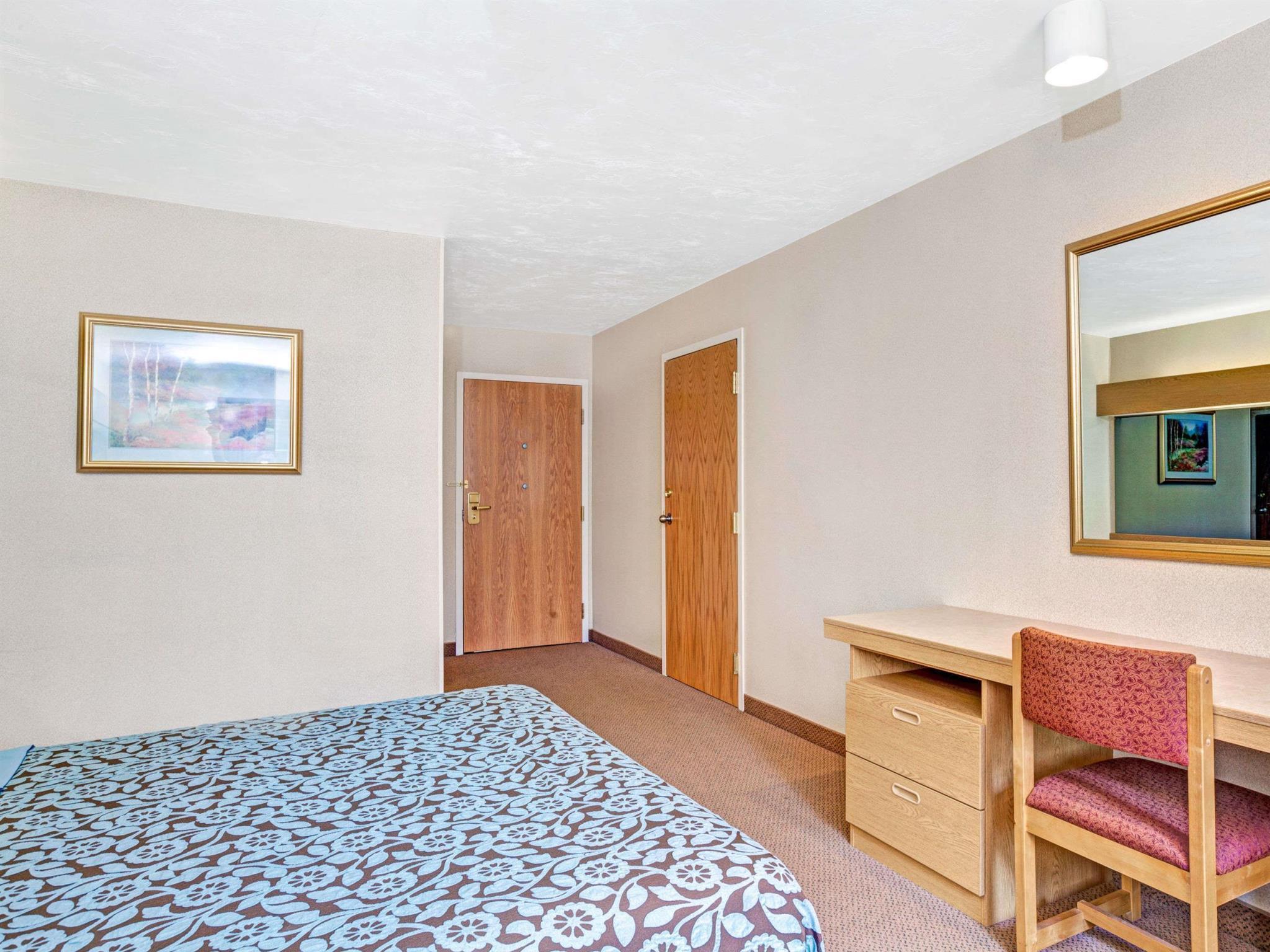 Фото Days Inn by Wyndham Sturbridge