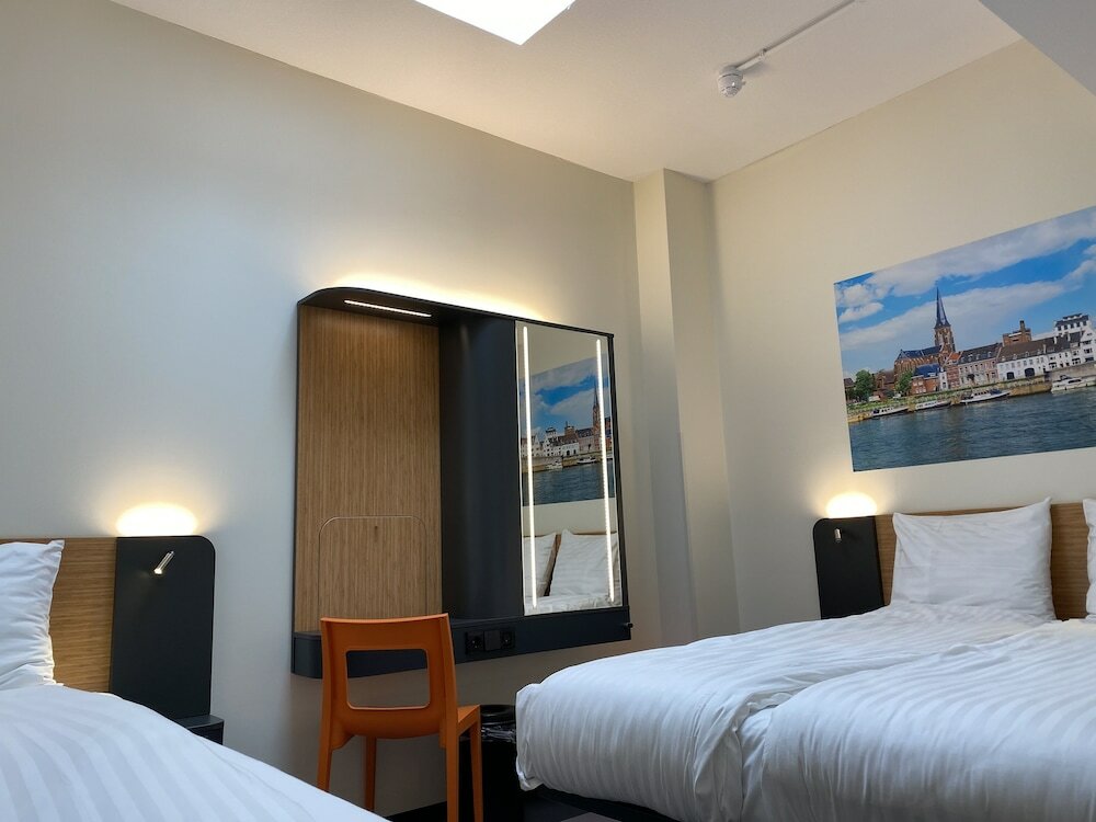 Фото EasyHotel Maastricht City Centre
