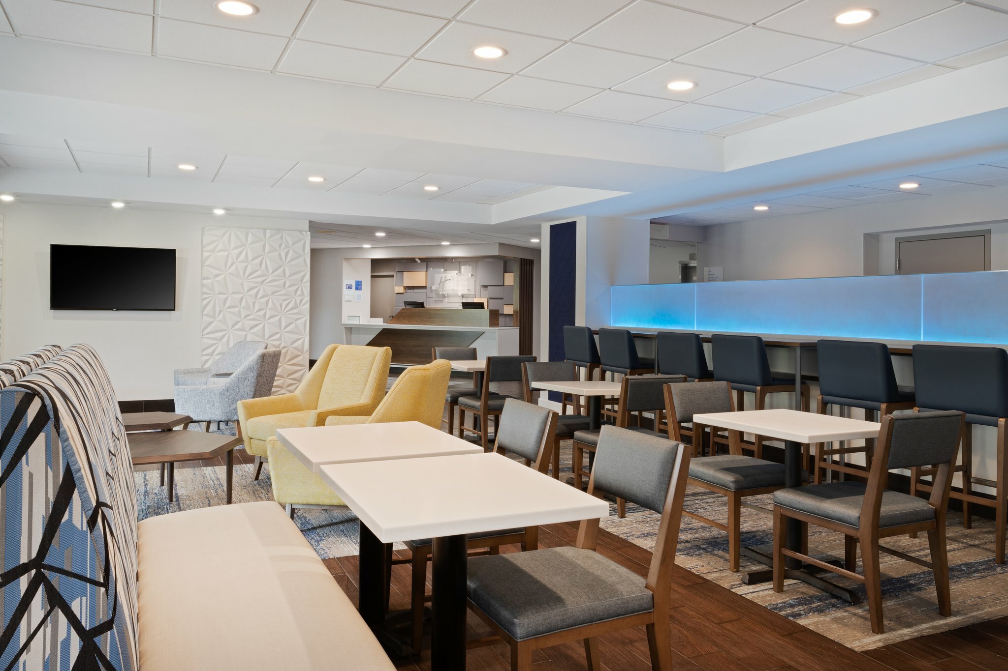 Фото Holiday Inn Express & Suites Cincinnati Riverfront, an Ihg Hotel