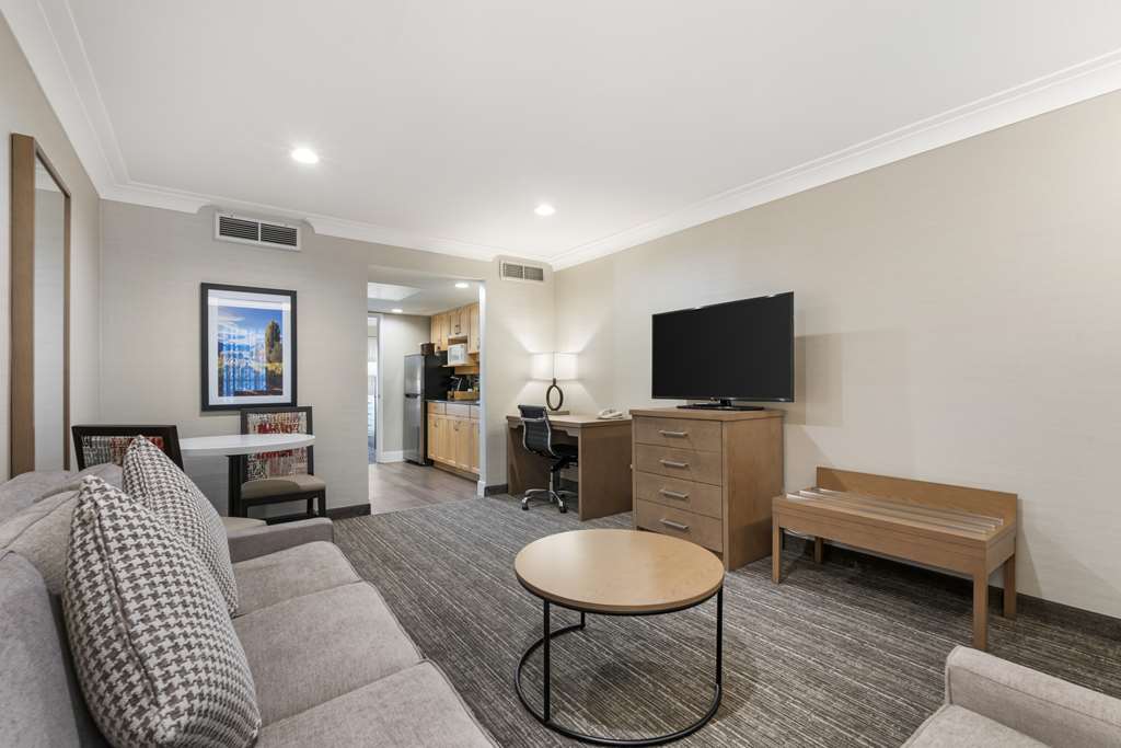 Фото Best Western Plus Kelowna Hotel & Suites