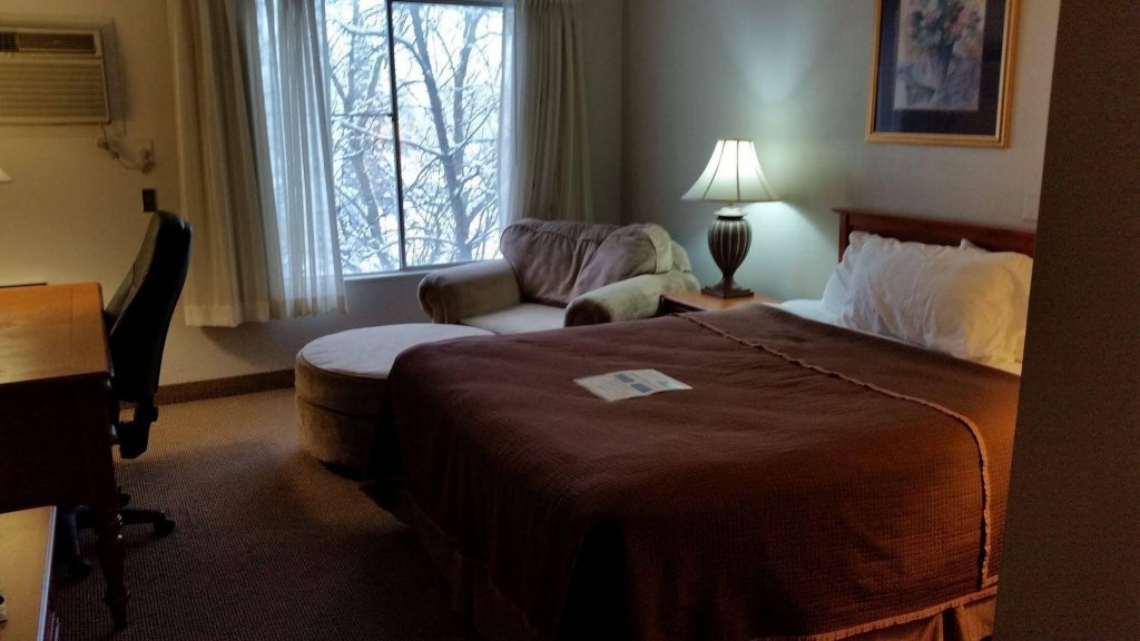 Фото Days Inn & Suites by Wyndham Spokane