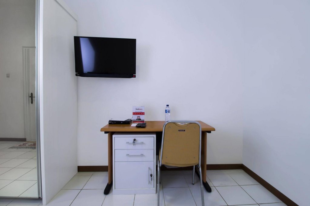 Фото RedDoorz Plus @ Tendean