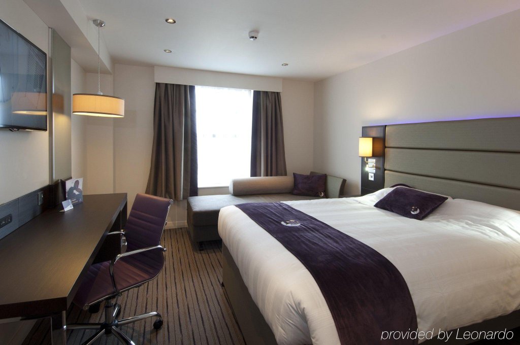 Фото Premier Inn London Hendon - The Hyde