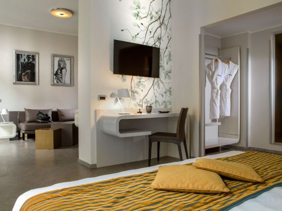 Фото Montenapoleone Suites