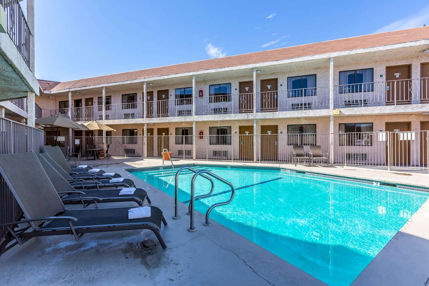 Фото Rodeway Inn Magic Mountain Area