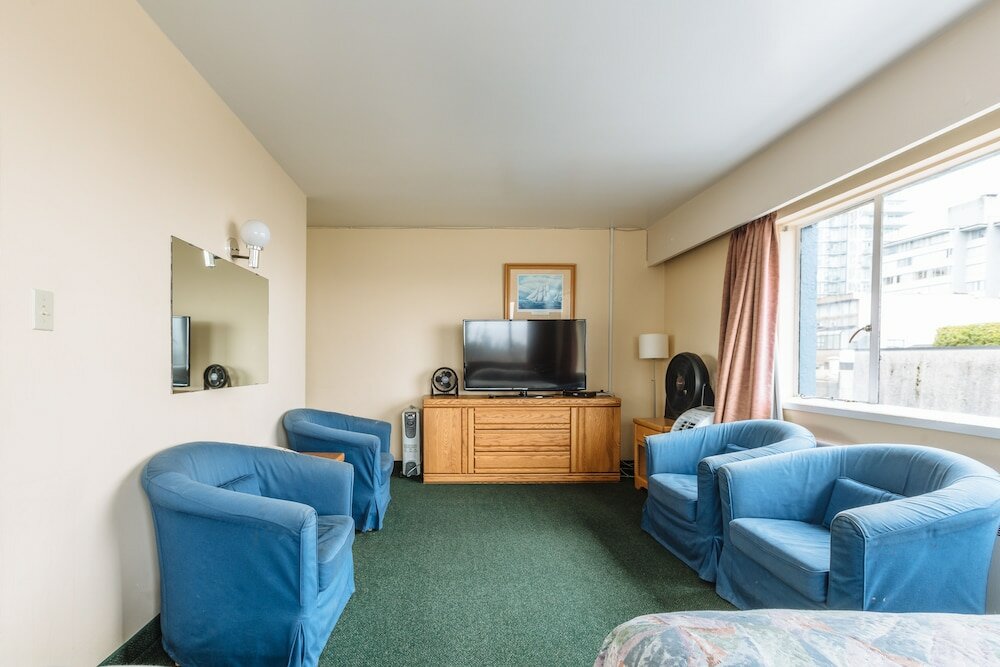 Фото English Bay Hotel