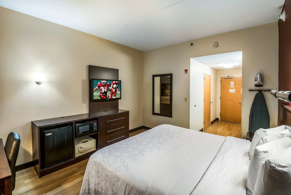 Фото Red Roof Inn Plus+ Long Island - Garden City