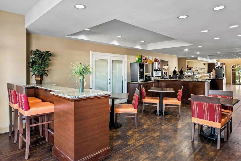 Фото Comfort Suites Las Colinas Center