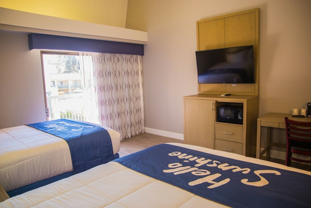 Фото Days Inn by Wyndham Redwood City