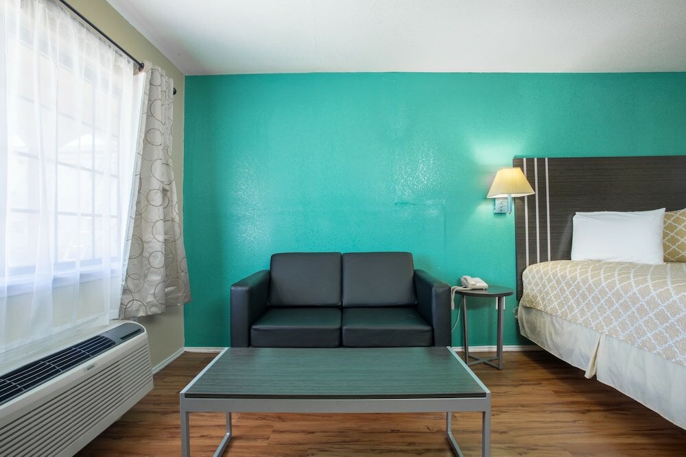 Фото Pinn Road Inn and Suites