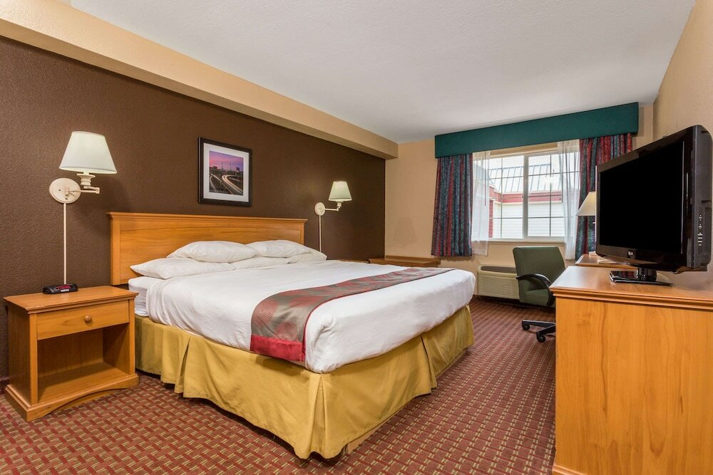 Фото Ramada by Wyndham Portland