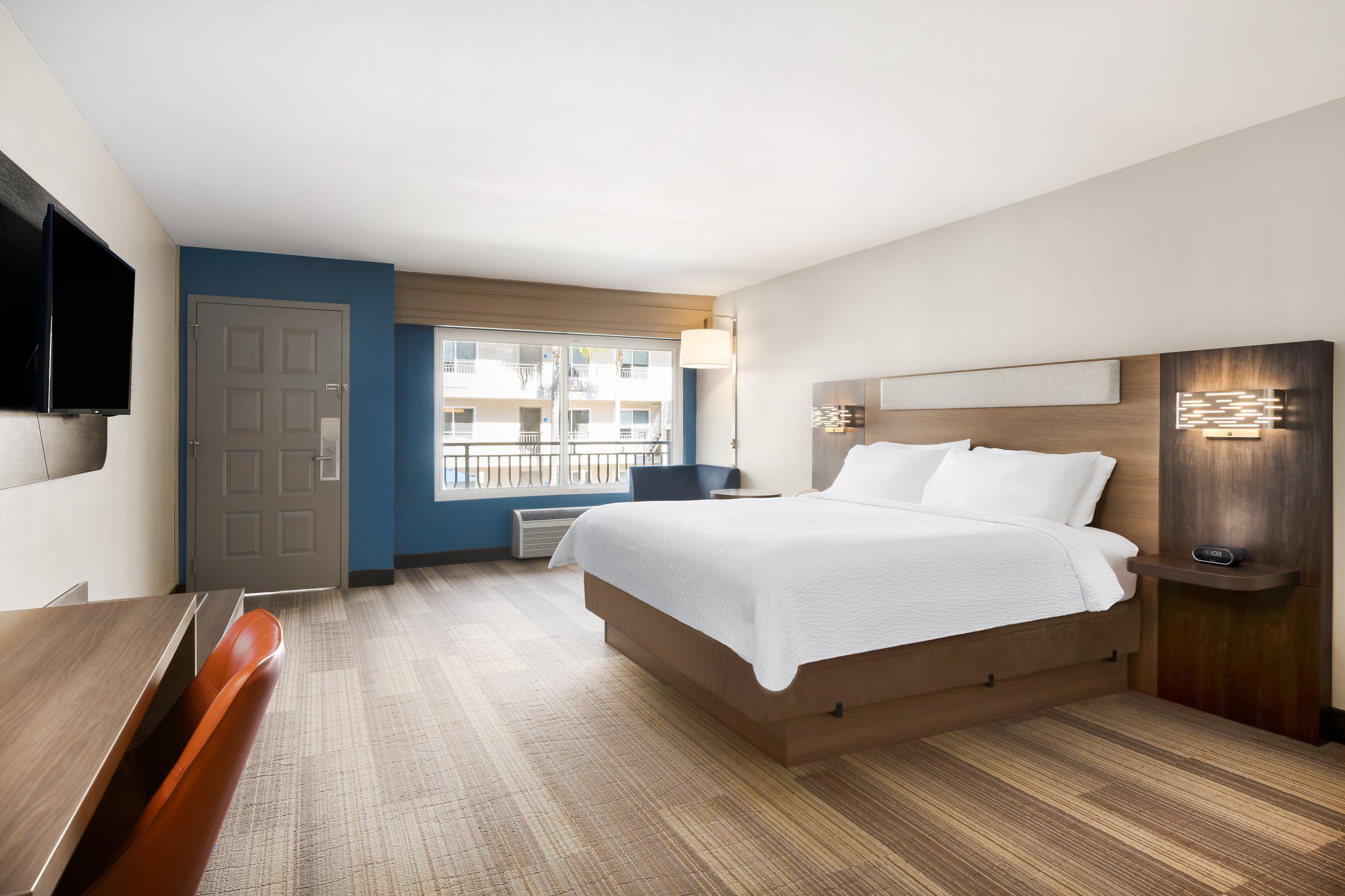 Фото Holiday Inn Express Simi Valley, an Ihg Hotel