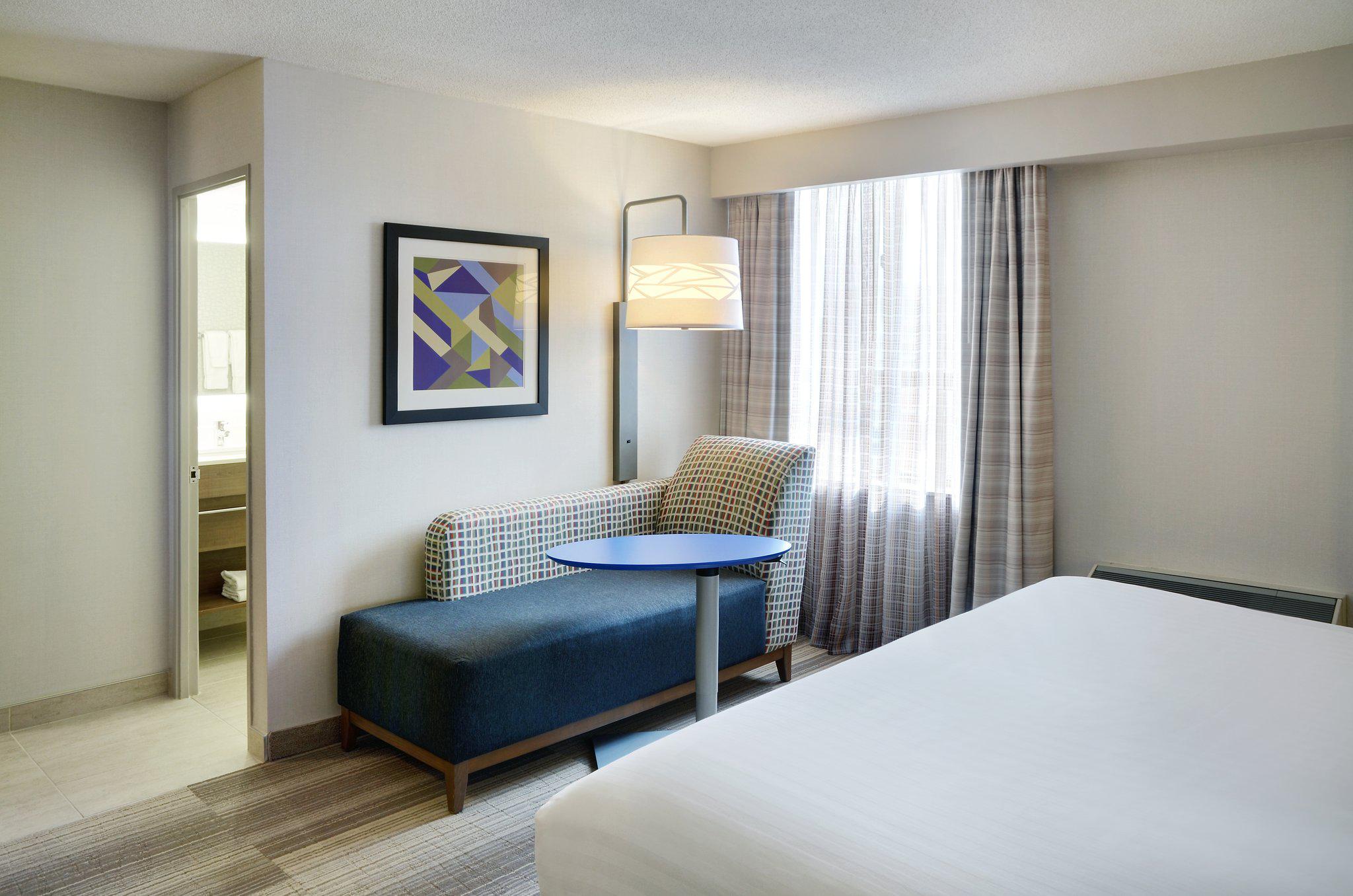 Фото Holiday Inn Express Toronto - Downtown, an Ihg Hotel