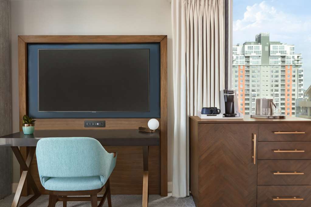 Фото Carte Hotel San Diego Downtown, Curio Collection by Hilton