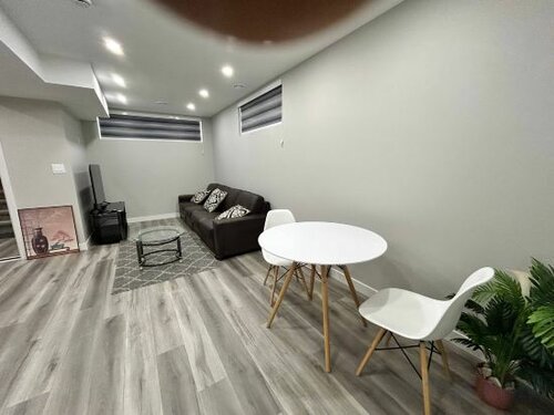 Гостиница Spacious and Stylish Private Basement Suite в Виннипеге