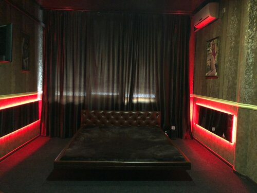 Үйде немқұрайлы киінген әйелдің порно фотосы