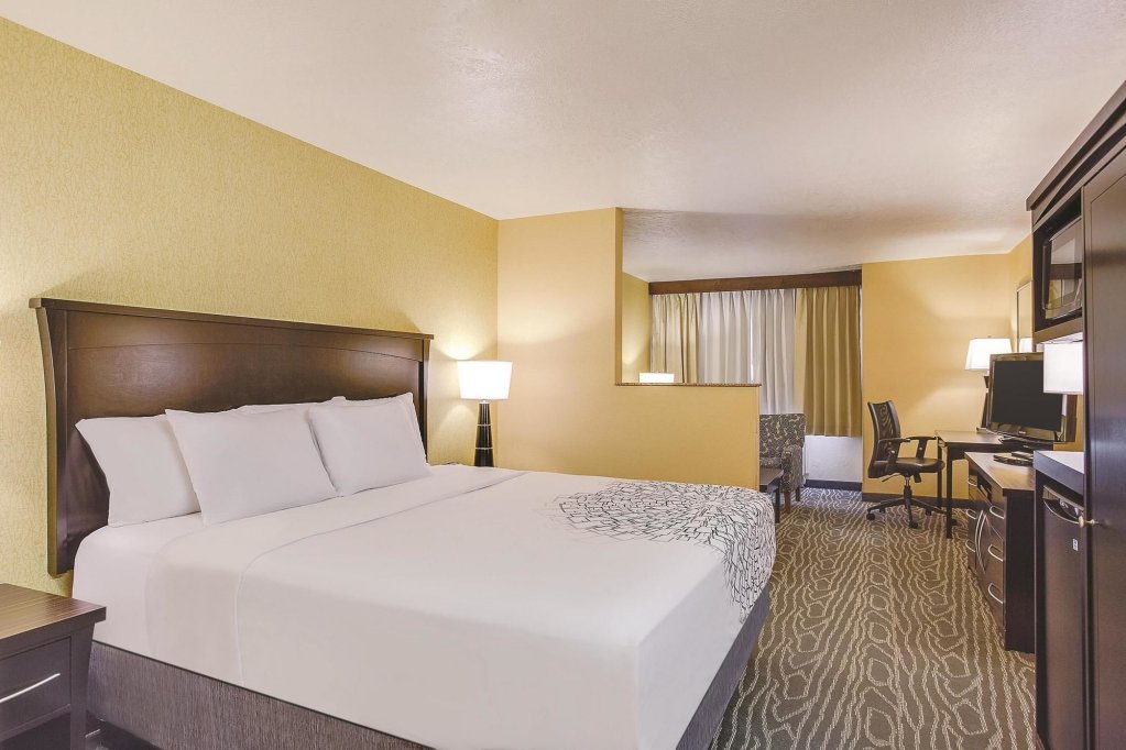 Фото La Quinta Inn & Suites by Wyndham Logan