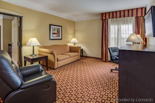 Гостиница La Quinta Inn & Suites by Wyndham Canton Ms