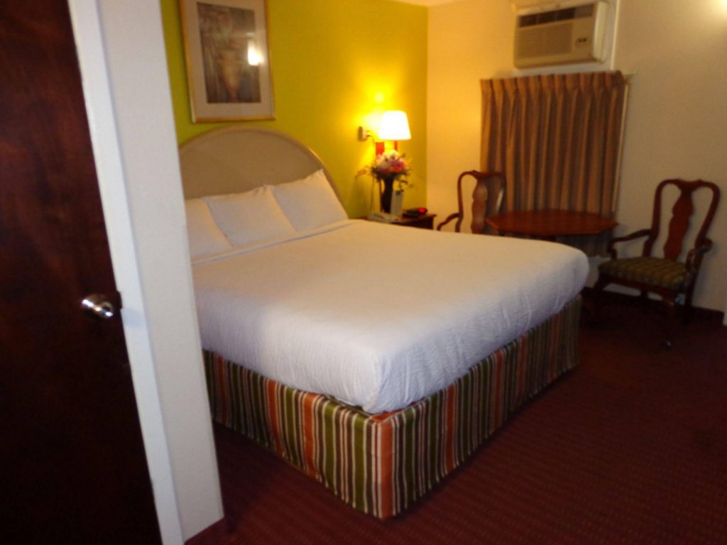 Фото Economy Inn Express Warren