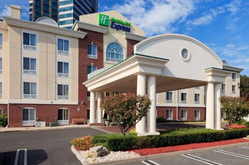 Внешний вид отеля Holiday Inn Express Tower Center, an Ihg Hotel в Ист-Брансуике Тауншипе, фото 3