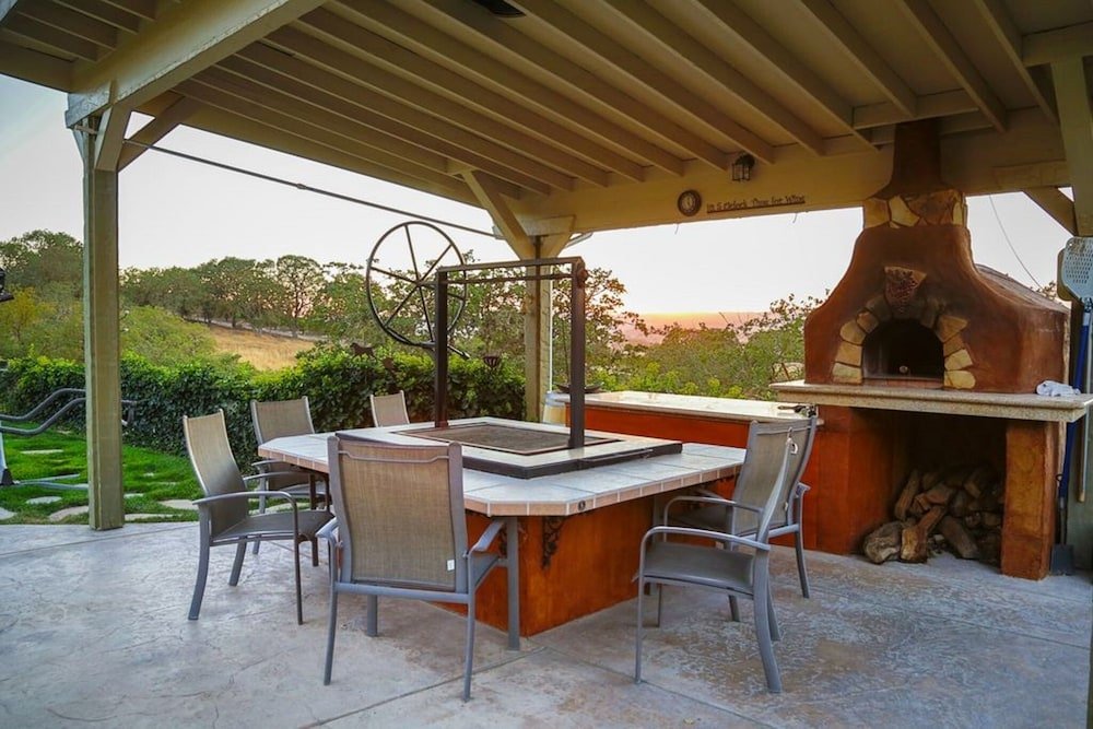 Фото High Ridge Manor