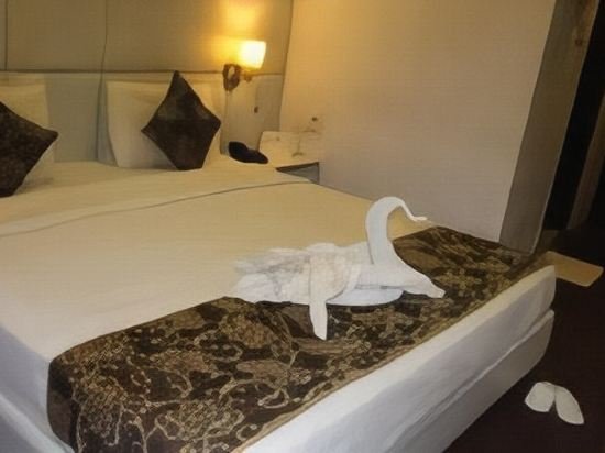 Фото The Manor Hotel