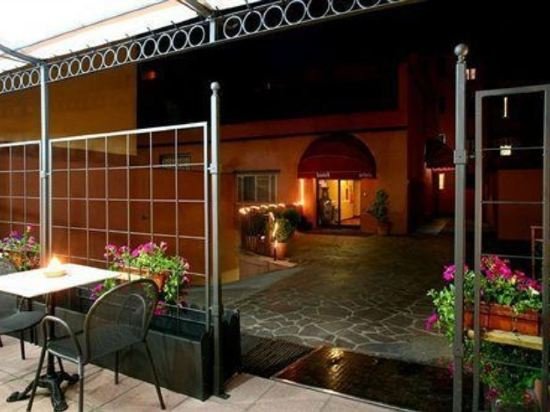 Фото Astoria Suite Apartments