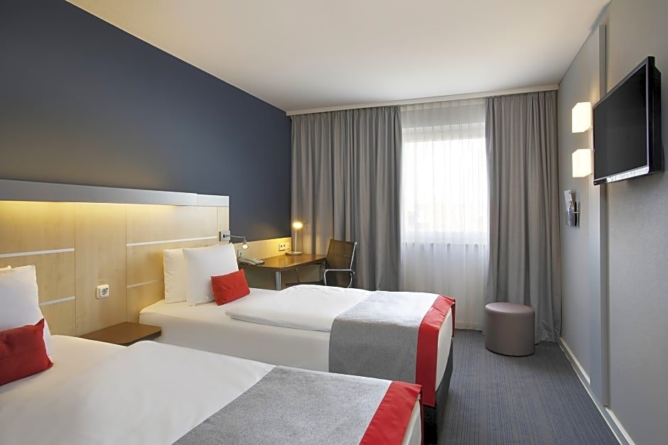 Фото Holiday Inn Express Frankfurt Messe